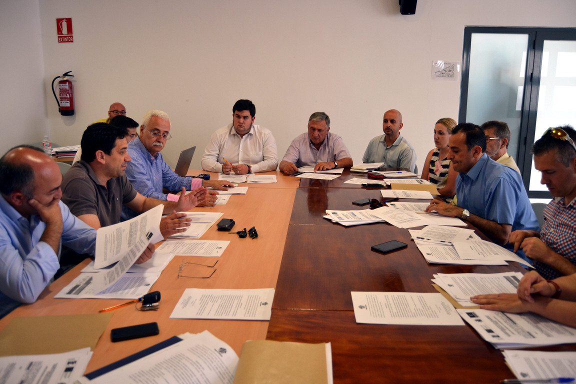 CAMPO DE CALATRAVA, 30-6-2016.- El Grupo de Desarrollo Rural (GDR) de la Asociación para el Desarrollo del Campo de Calatrava (Ciudad Real) acordó aceptar, en junta directiva presidida por Miguel Angel Valverde, alcalde de Bolaños, y de forma unánime, la resolución provisional de la Consejería de Agricultura por la que se regula y convoca el procedimiento selección de grupos de acción local y estrategias de Desarrollo Local participativo. Según esta resolución provisional, se ha asignado al Campo de Calatrava una primera asignación de unos 3.194.808 euros para este periodo 2016/20 De esta primera asignación próxima a los 3,2 millones de euros, unos 2,5 millones irían destinados a estrategias de desarrollo local; otros 90.120 euros a Cooperación interterritorial y transnacional y cerca de 640.000 euros a costes de funcionamiento y animación. A lo largo de las 4 anualidades, según indica esta resolución provisional, en esta primera asignación el FEADER aportaría al Campo de Calatrava 2.875.327 euros aproximadamente; la Junta de Comunidades financiaría con 223.636 euros, y la Administración General de Estado, con 95.844 aproximadamente. Como explicaron el presidente Miguel Angel Valverde, y el gerente Carlos Corella, en las estrategias de Desarrollo Local el 75% del montante se destina a municipios de menos de 10.000 habitantes, y un 40% de los proyectos han de ser no productivos, y un 60% productivos,. Valverde dio a conocer a los miembros de la Junta directiva los pormenores de la reunión última mantenida entre los 29 grupos de RECAMDER y el director general de Desarrollo Rural, así como anunció unas posibles jornadas de presentación de este nuevo Plan de Desarrollo Rural para el mes de septiembre. En la Junta Directiva, el consultor Reyes Ávila, de la empresa ANTAR (inteligencia de destinos y productos turístico), presentó una propuesta de realización de un plan Estratégico y Ejecutivo para un sistema de gestión integral de destino, del Campo de Calatrava Parque Cultural. La misión de esta propuesta es integrar los logros territoriales, sociales, profesionales, económicos, técnicos, públicos y privados alcanzados por el GDR Campo de Calatrava en relación al Parque Cultural durante 15 años para su puesta en valor y aprovechamiento competitivo orientado al mercado. Este plan estratégico operativo se organizaría en 7 áreas, la de desarrollo y gestión de destino; la de producto turístico; de calidad turística; de desarrollo de mercado y comercialización; de comunicación, marca destino y desarrollo de contenidos; de competitividad turística territorial de destino y de competitividad en desarrollo socia, talento y profesionalización. El presidente Miguel Angel Valverde informó también de que acababan de recibir el informe favorable de la dirección general de Turismo de la Junta de Comunidades a la propuesta de la Asociación para que la Ruta de la Pasión Calatrava sea declarada de Interés Turístico Regional, y que lo elevaban a la Secretaría de Turismo del Gobierno de España. La Junta directiva conoció el informe favorable del auditor de cuentas a las Cuentas Anuales de la Asociación del 2015, y se le dio cuenta también del informe sobre un recurso de reposición interpuesto ante la dirección general de Desarrollo Rural. Campo de Calatrava aceptó la resolución provisional para la selección de GDRs y Estrategias de Desarrollo local participativo