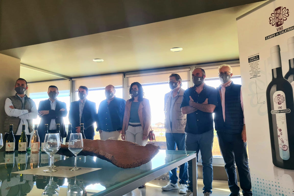 Periodistas y blogueros gastronómicos conocen cómo se vendimia “entre volcanes” en el Campo de Calatrava