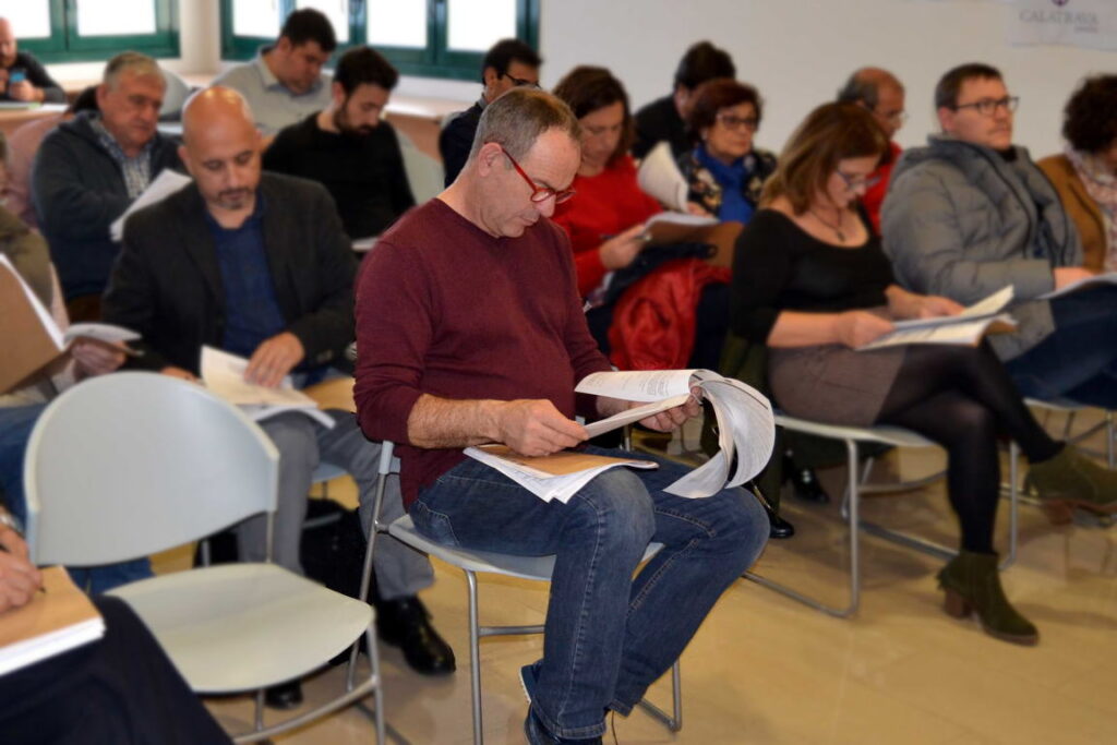 En el centro, en una junta directiva, Plácido Núñez