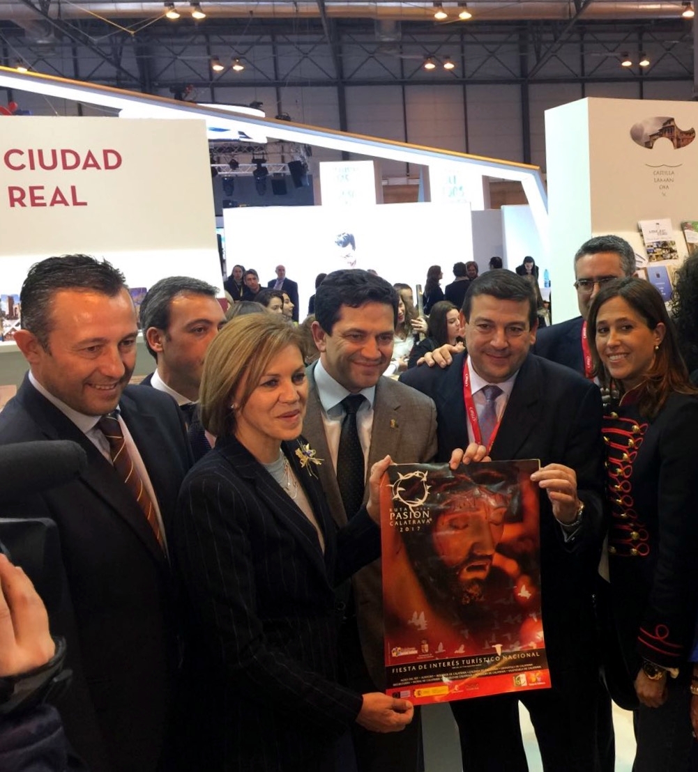 La Ministra de Defensa Dolores Cospedal se interesó por la Ruta de la Pasión Calatrava, Fiesta de Interés Turístico Nacional, en FITUR