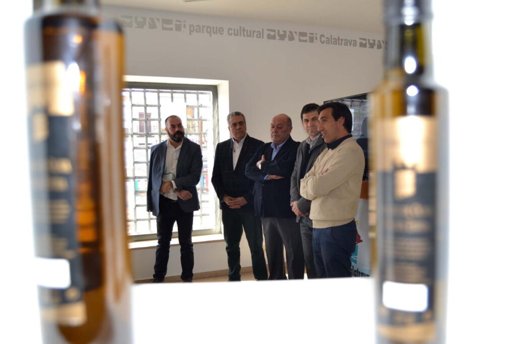 Las Marcas de Calidad del Campo de Calatrava presentan sus primeros aceites de oliva vírgenes extra y vinos embotellados de esta campaña