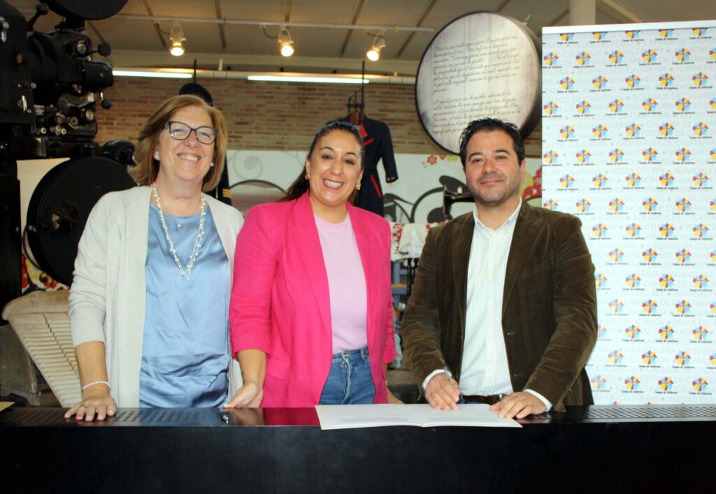 Firma ayuda LEADER representante ayuntamiento Pozuelo
